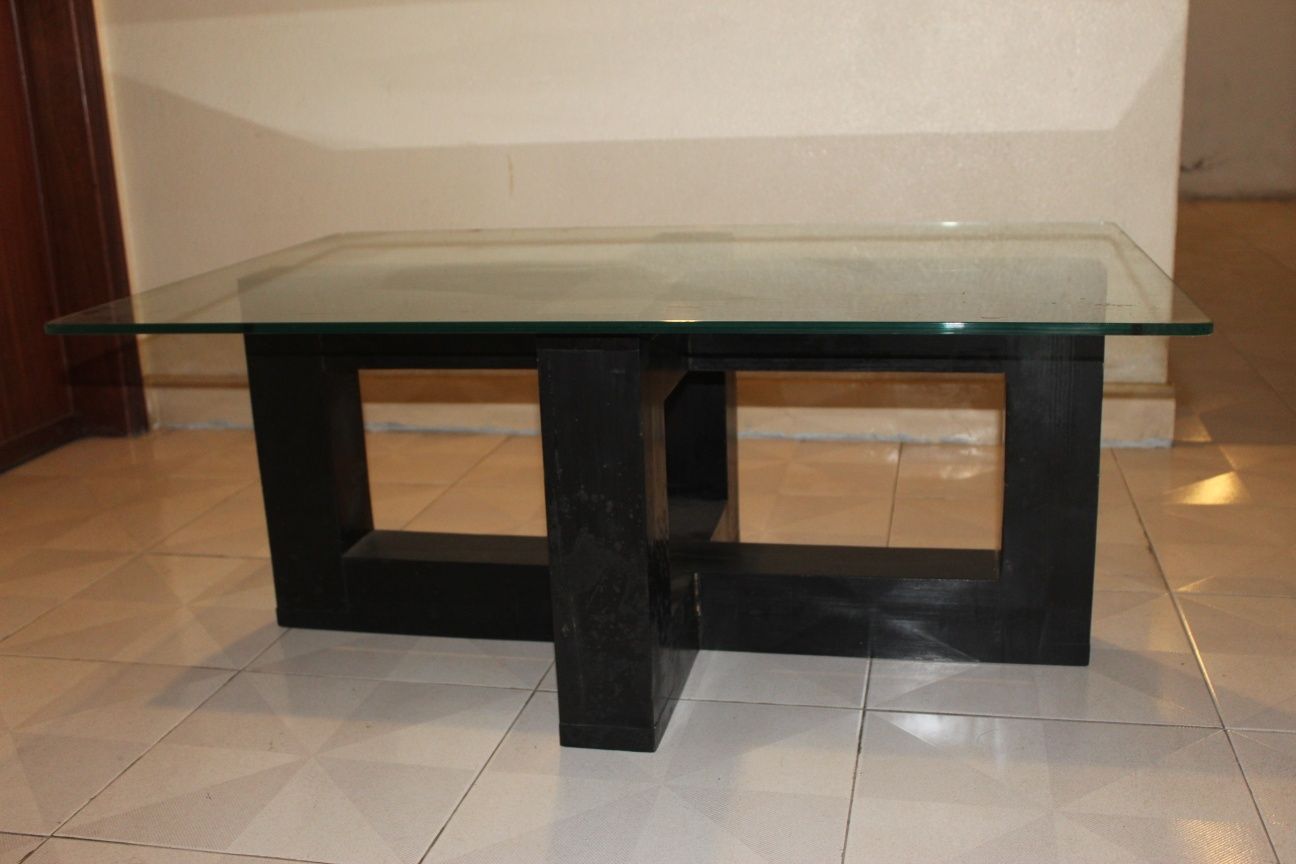 Mesa preta com vidro
