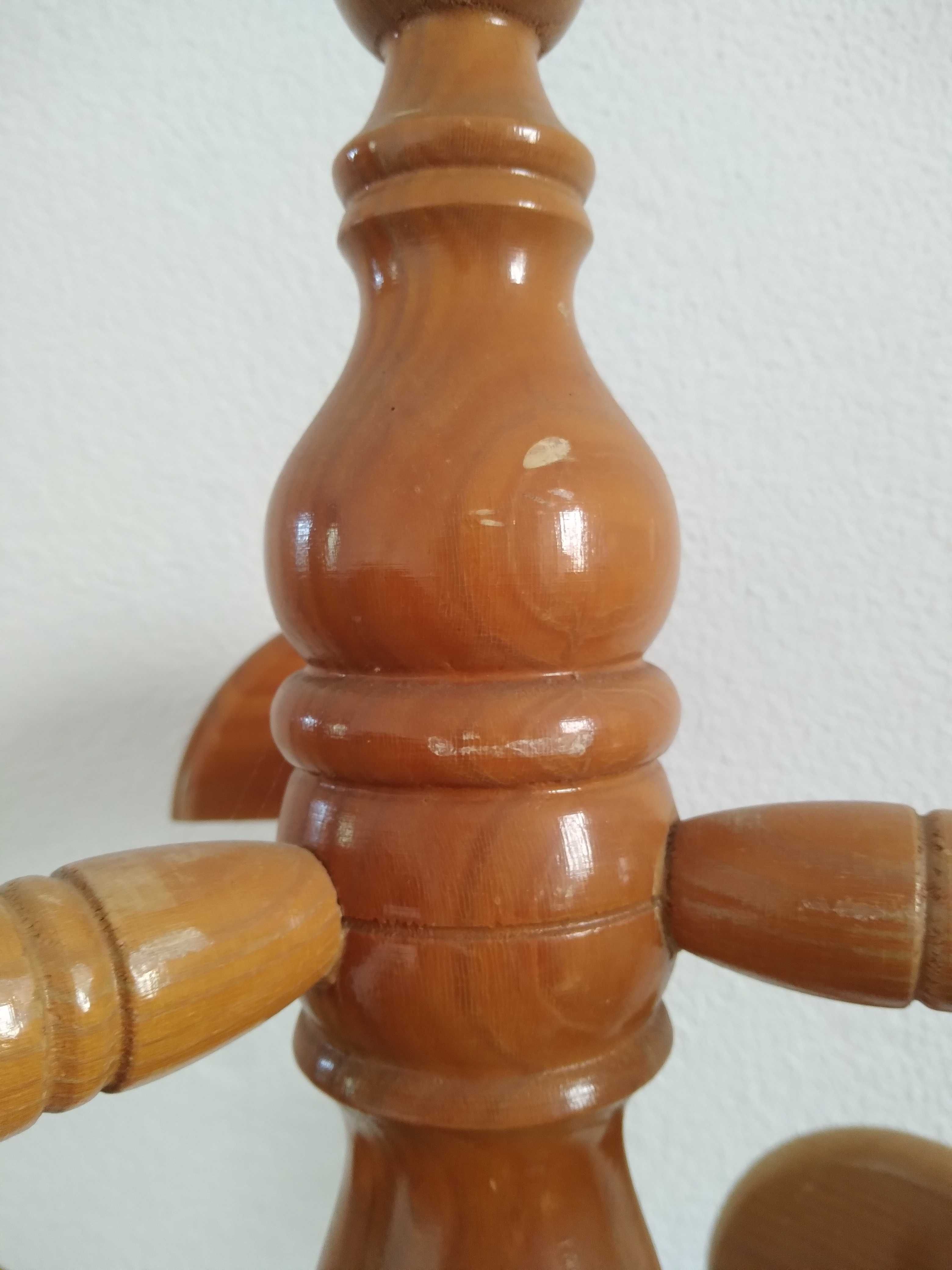 Cabide de pé alto