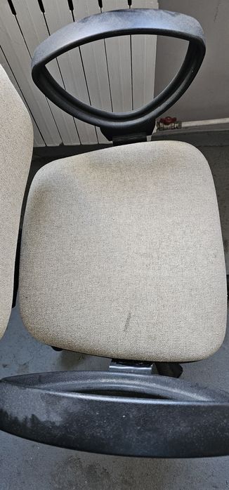 Krzesło biurowe beżowe