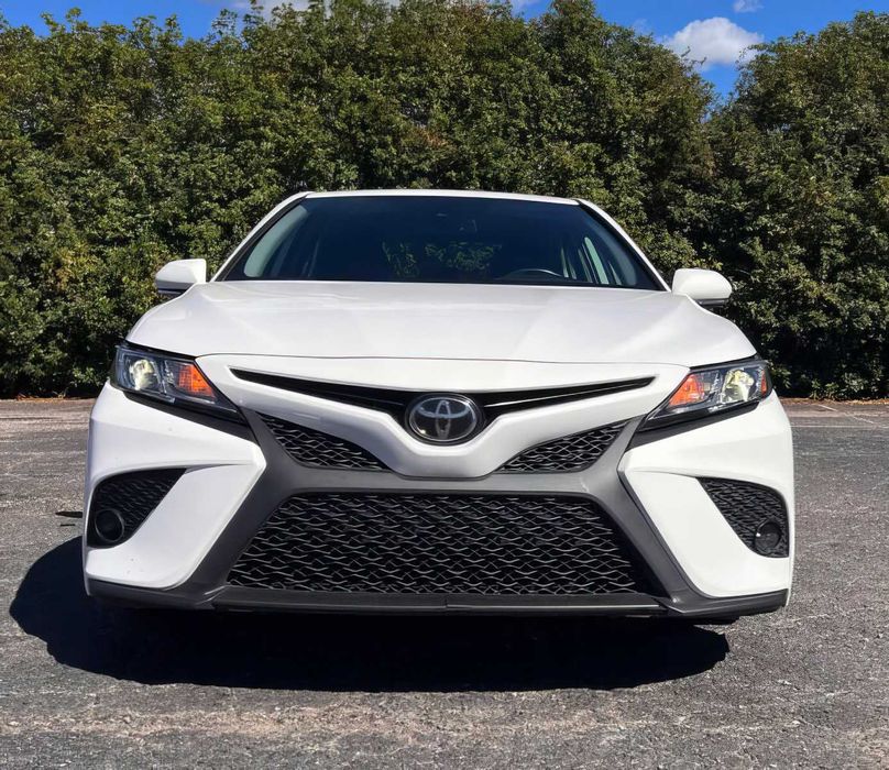 Toyota Camry SE      2020