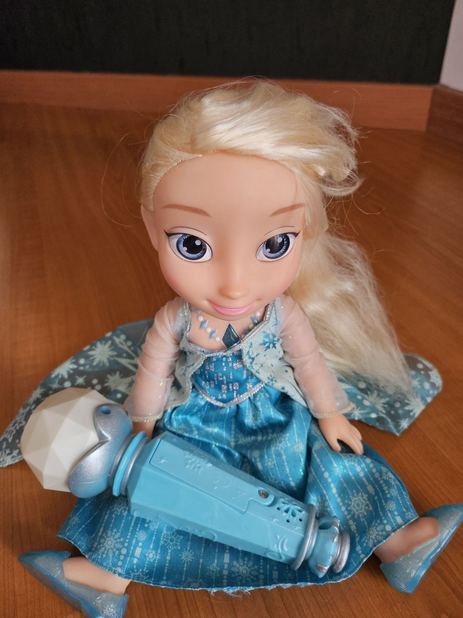 Elsa cantora com micro