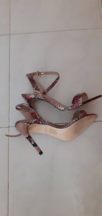 Sandálias vermelhas tigreza Salto Alto ( ALDO ) C/ Novas