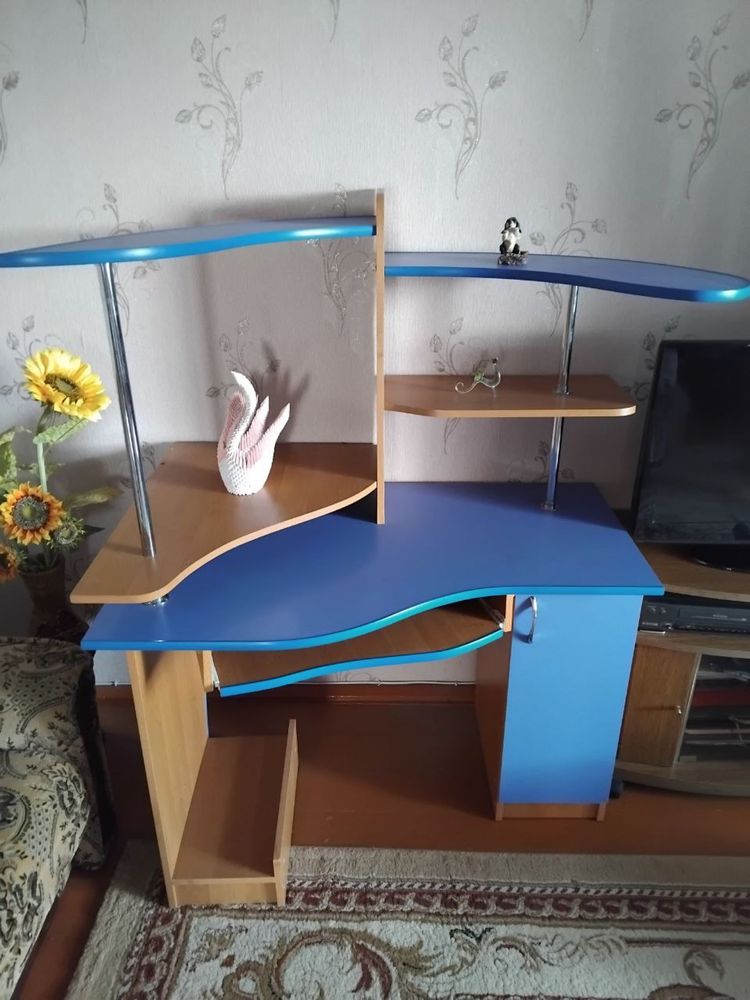 Компʼютерний стіл з тумбою та полицями
