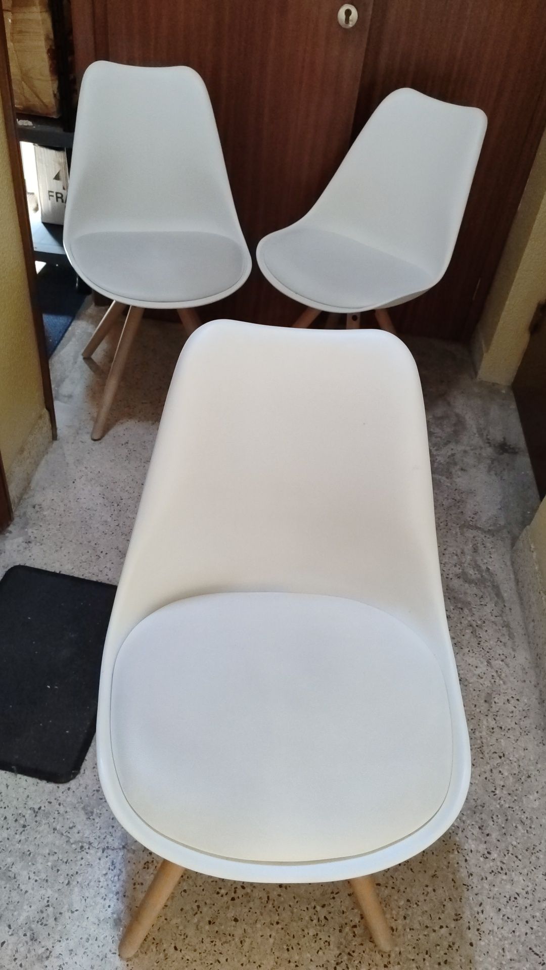 Cadeiras brancas estofadas