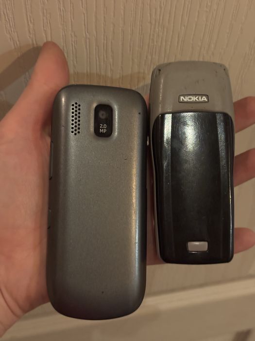 Nokia 3310.   Nokia 2690