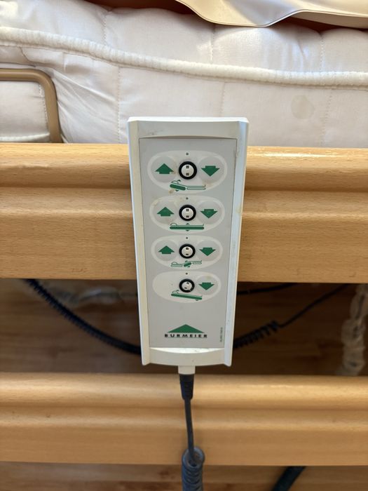 Łóżko rehabilitacyjne z materacem przeciwodleżynowym