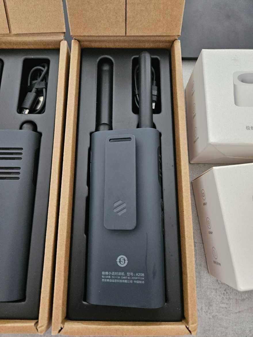 Рація Xiaomi BEEBEST A208 Walkie Talkie 1-15 km 16 ch 2 шт + 2 доки