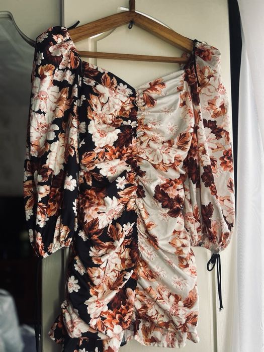 Жіночне, романтичне та водночас яскраве плаття