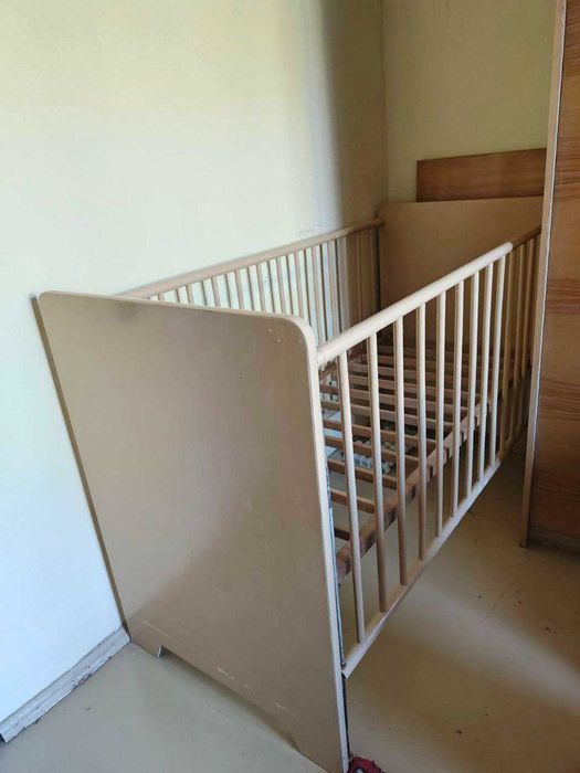 Дитяче ліжечко, комбіноване. Передня решітка опускається.