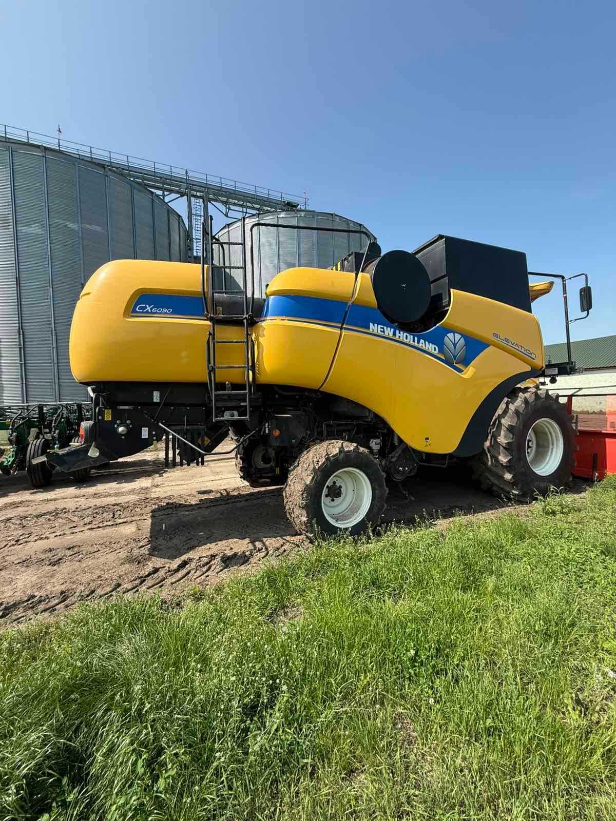 Комбайн зернозбиральний  New Holland  СХ-6090