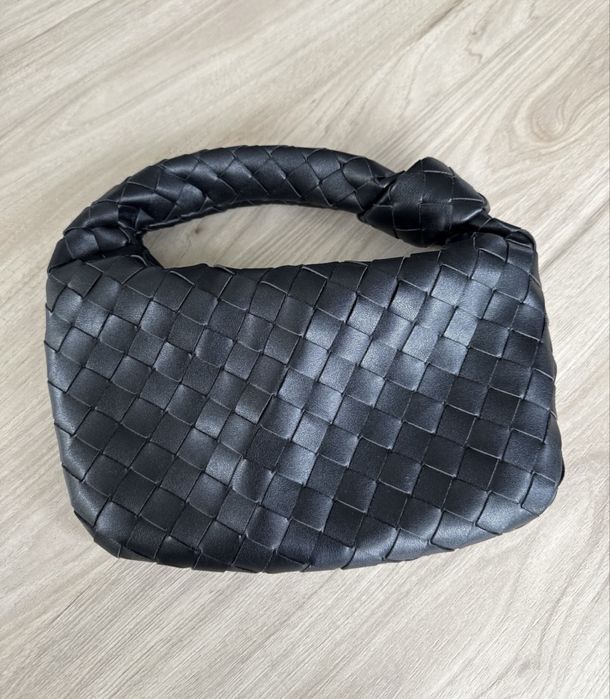 Czarna pleciona torebka bottega veneta