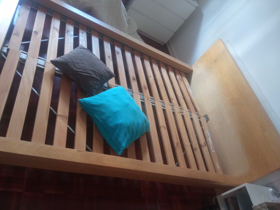 Cama de madeira ikea