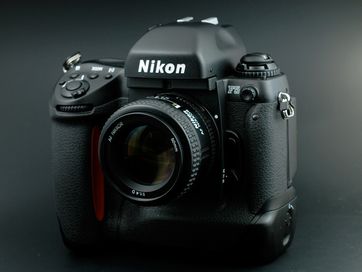Nikon F5 aparat + Obiektyw Nikon 18-35mm ED
