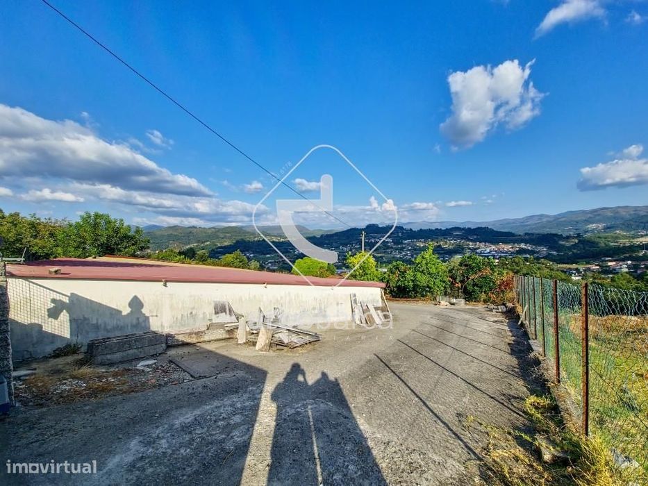 Terreno de construção com armazém em Guilhadeses - Arcos de Valdevez