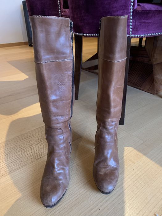 Botas castanhas de pele