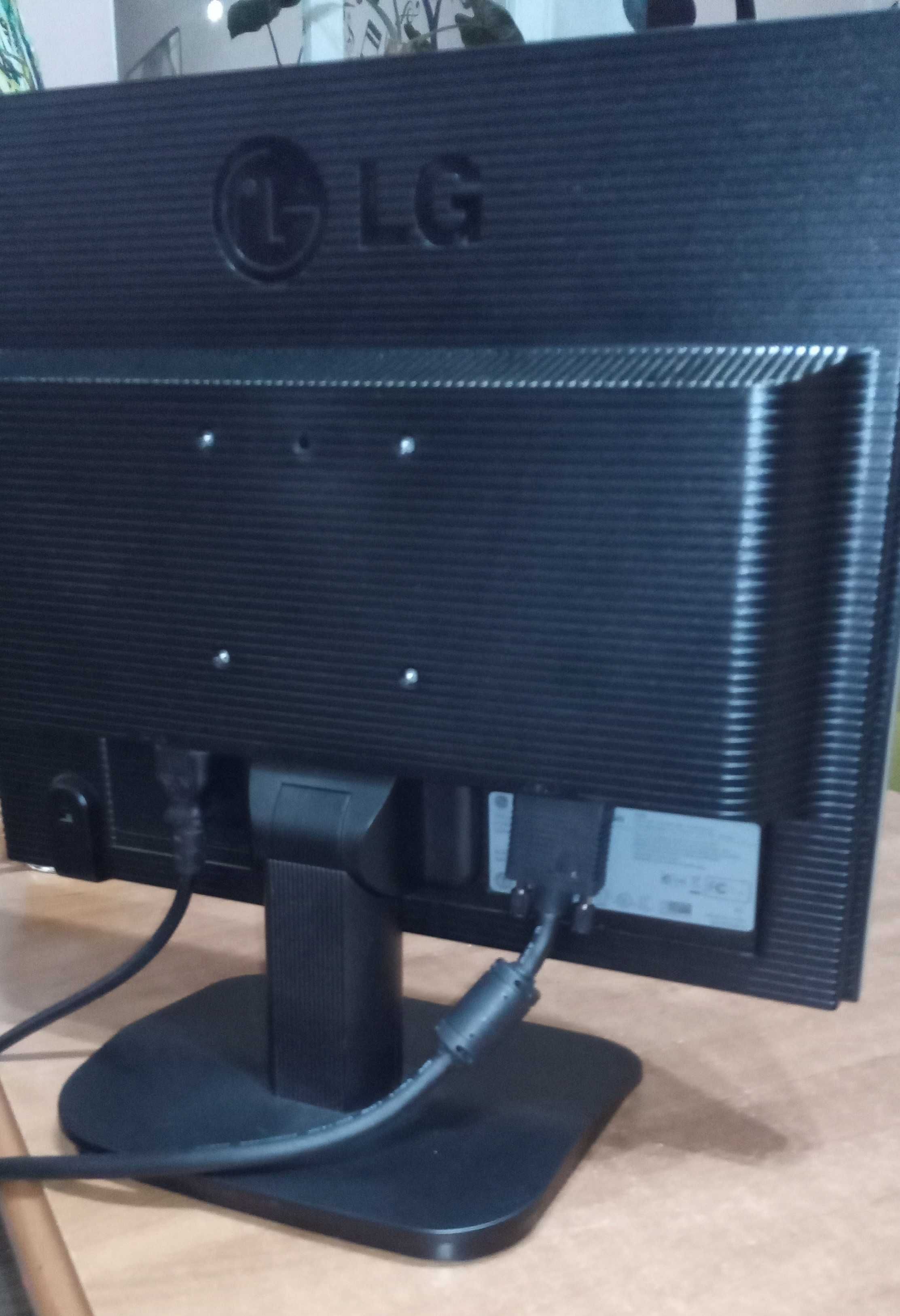 MONITOR LG Flatron L1718S-SN + przewody //mały zgrabny