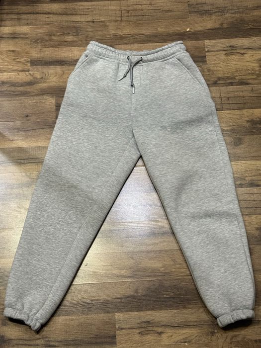 Серые спортивные штаны на флисе зимние