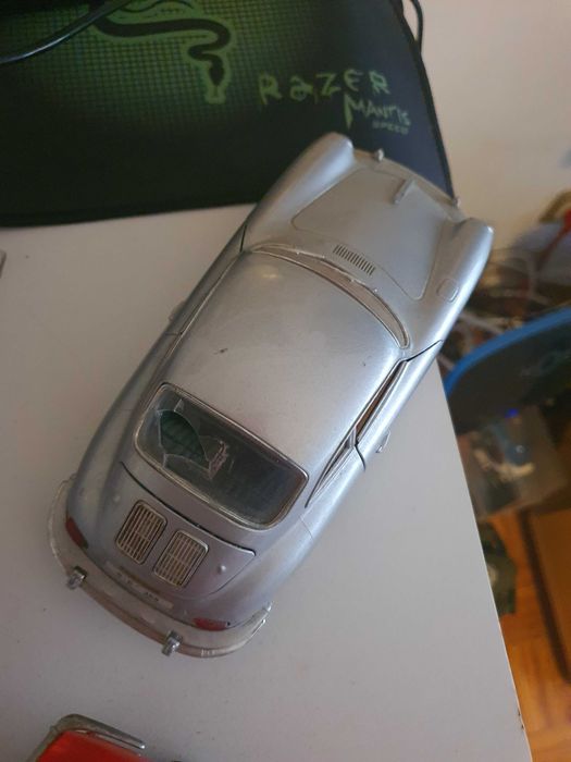 2 miniaturas Porsche e Ferrari 1:24 burago com defeito