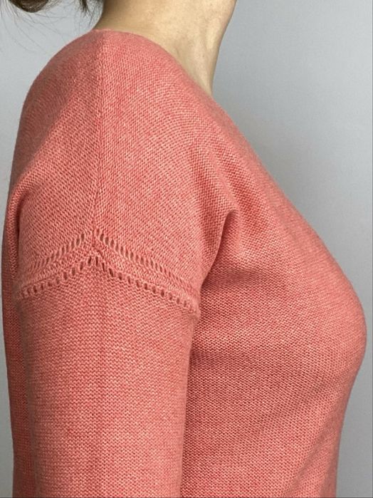 Ażurowy sweter damski z dekoltem w serek koralowy różowy Promod M 38
