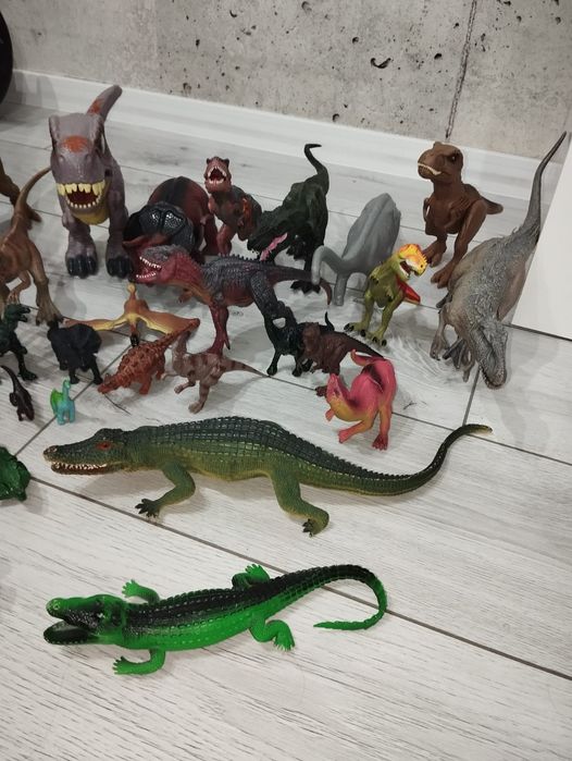 Zestaw figurek dinozaurów, stan bardzo dobry!