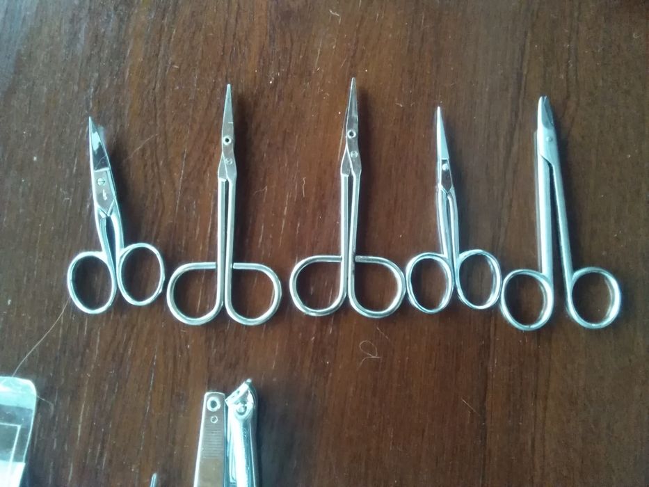 Tesouras, alicates, corta unhas e kit de manicure.