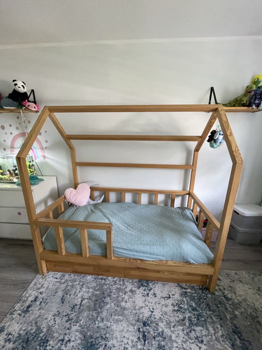 Drewniane łóżko dziecięce domek z szufladą