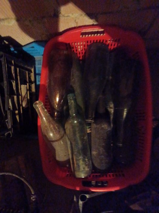 Stare butelki z korkami lub bez