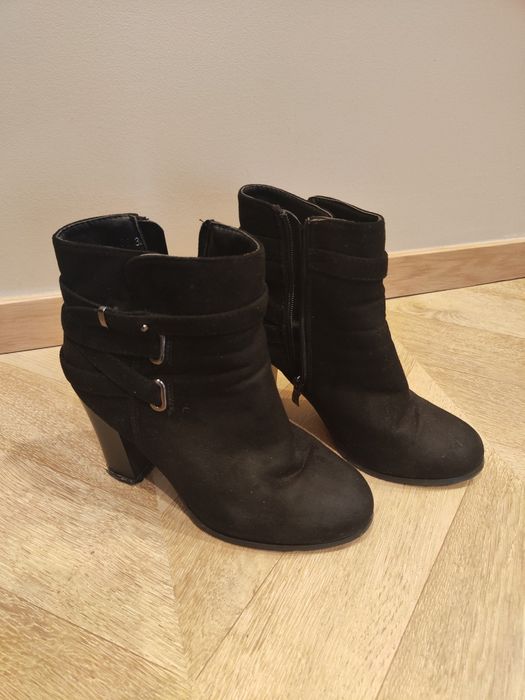 Czarne zapinane botki