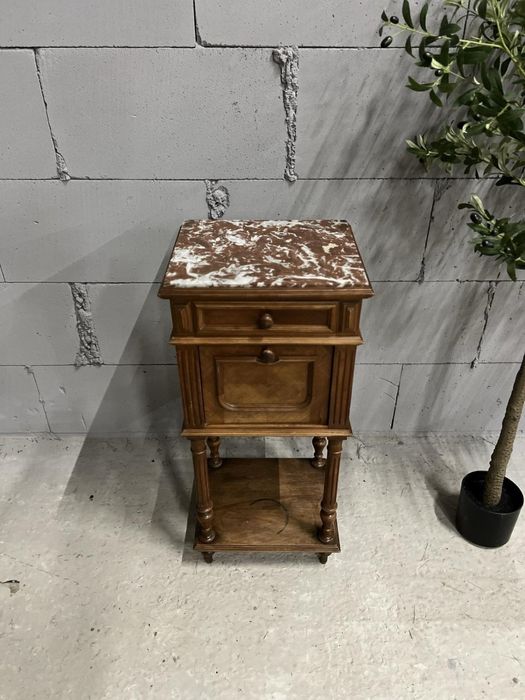 Деревʼяна тумбочка з природнім мармуром.