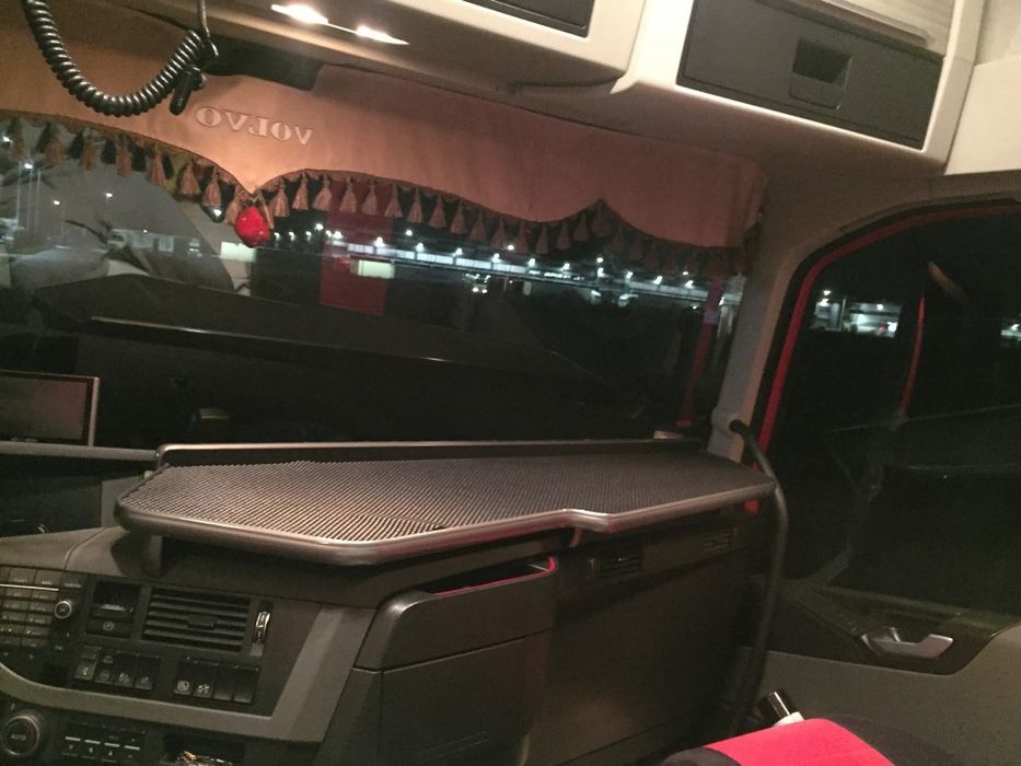 Зручний столик для вантажівки - робоче місце та їжа під рукою!