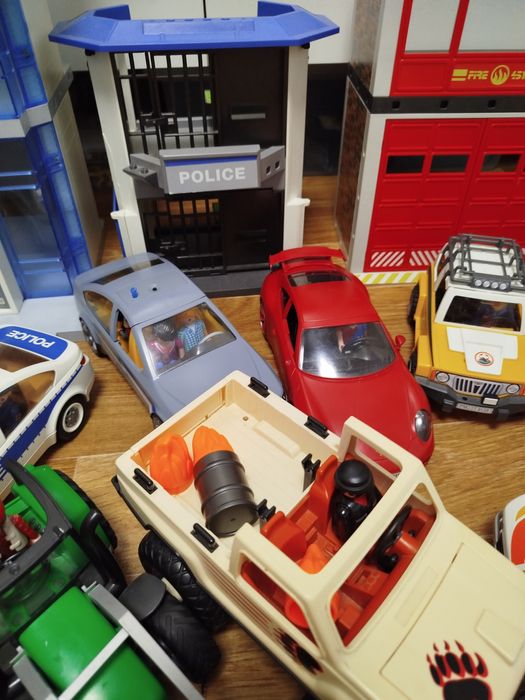 Багато різних машинок Playmobil плеймобіль