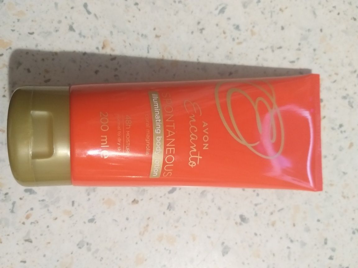 Rozświetlający balsam do ciała Encanto Spontaneous AVON