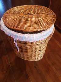 Плетеная корзина для белья и декора из лозы.