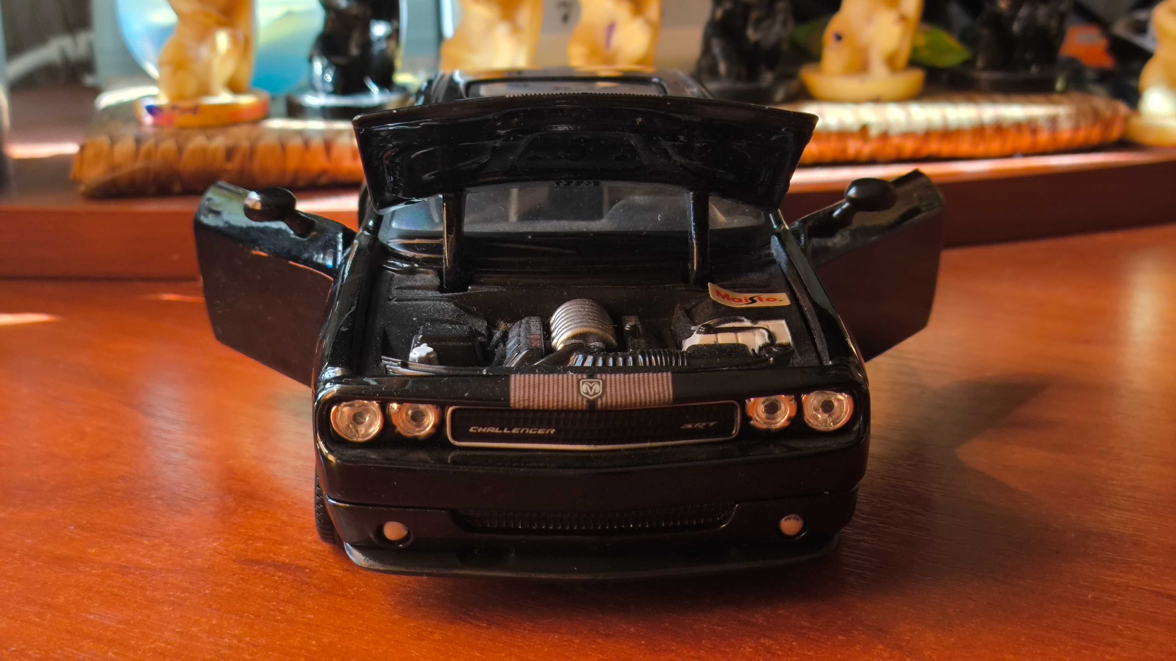 Модель Dodge Challenger SRT8 1/24 Maisto