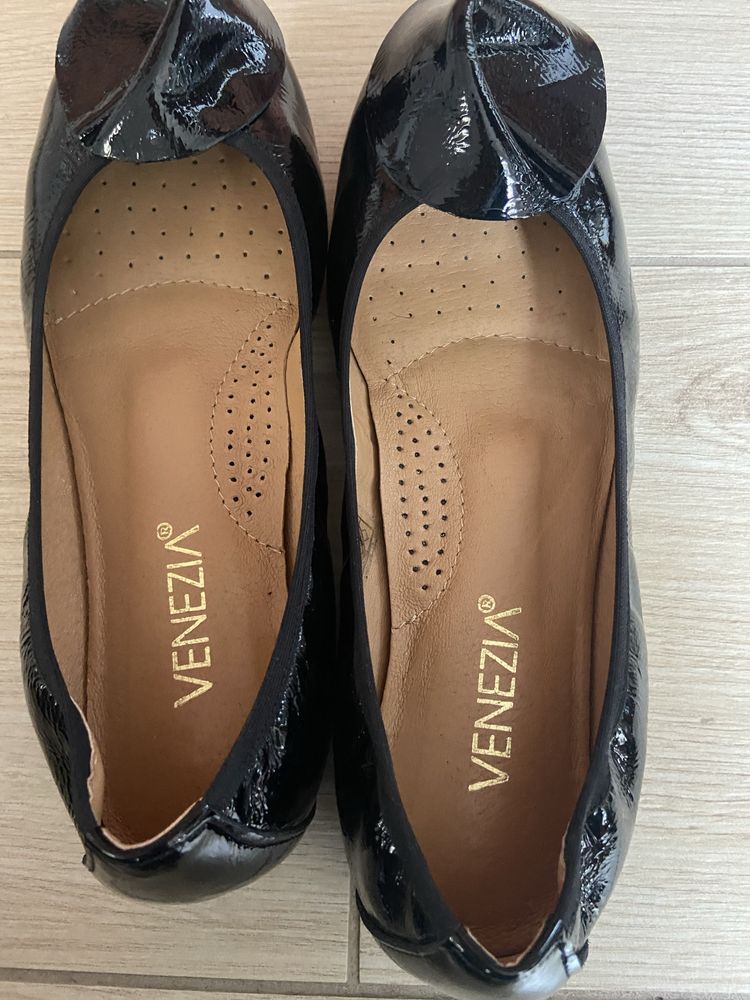 Baleriny. Firma Venezia. Skóra lakierowana. Rozmiar 38.