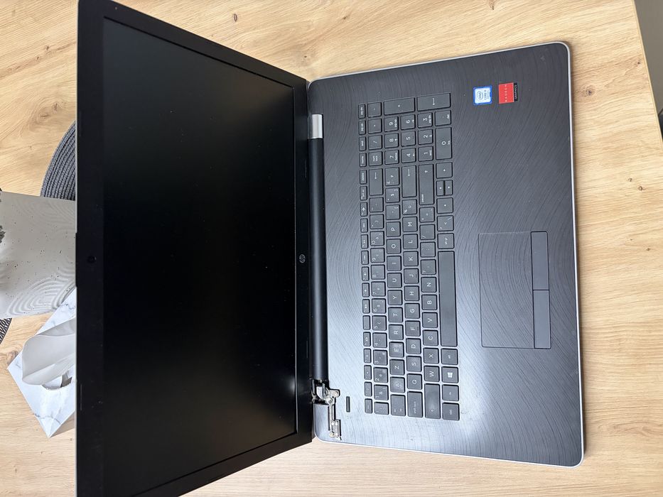 Hp model: 17-bs108 i5,  uszkodzony zawias
