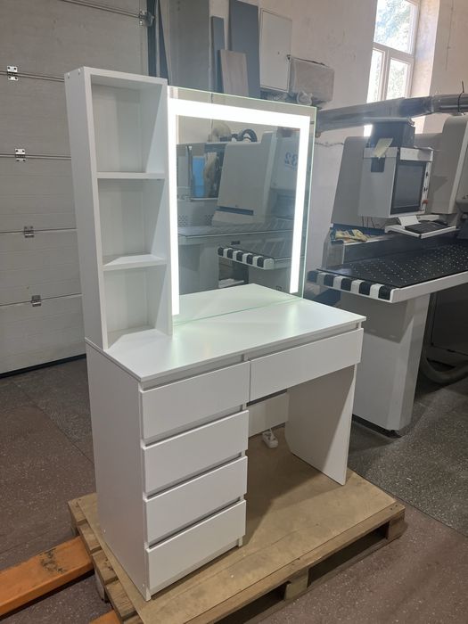 Туалетний столик з підсвіткою косметичний стіл дзеркало для макіяжу