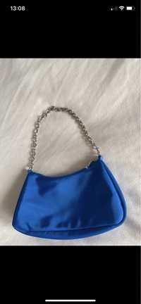Niebieska torebka na ramię z łańcuszkiem