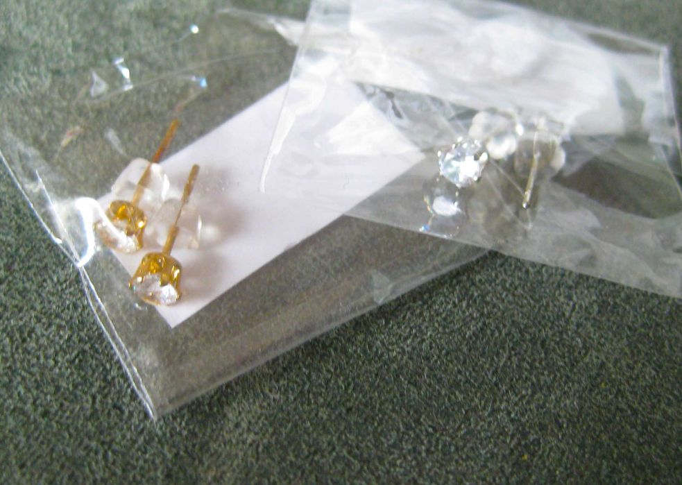 Brincos Aço Prateado c/ Brilhante NOVO - Saldo