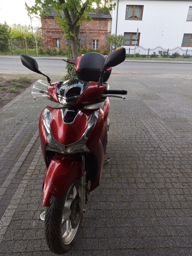 Skuter  Yamaha, czerwony