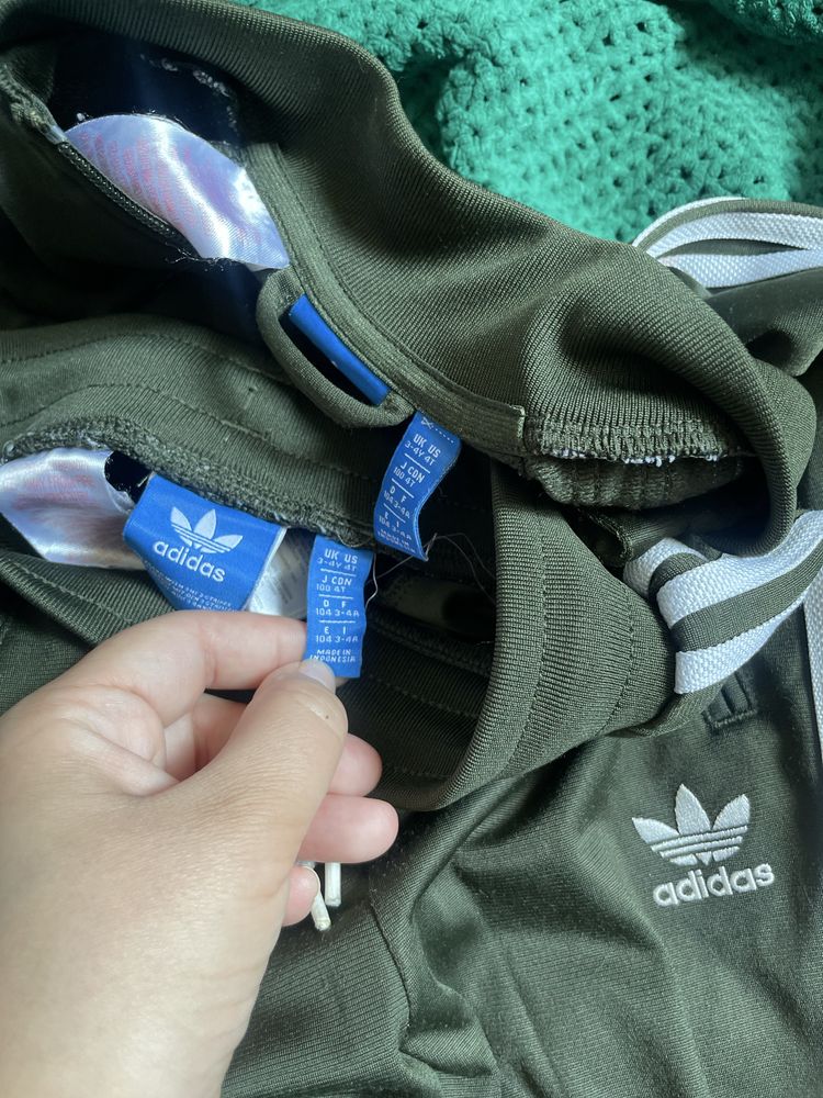 Хакі оригінальний спортивний костюм adidas 3-4 років