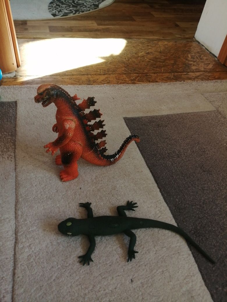 Динозавр и ящерица