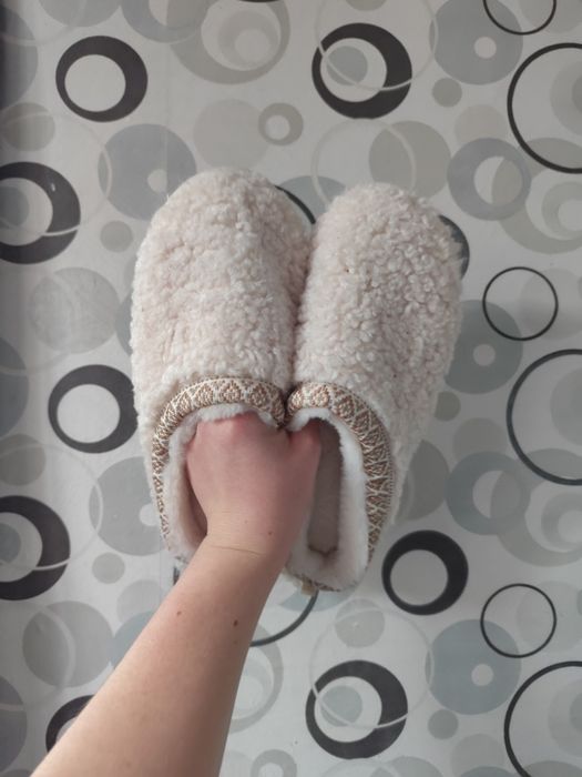 Білі тапочки-мюлі зі штучної овчини