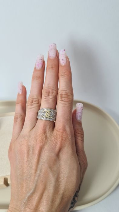 Nowy złoty pierścionek typu Chanel białe cyrkonie szeroki p. 585