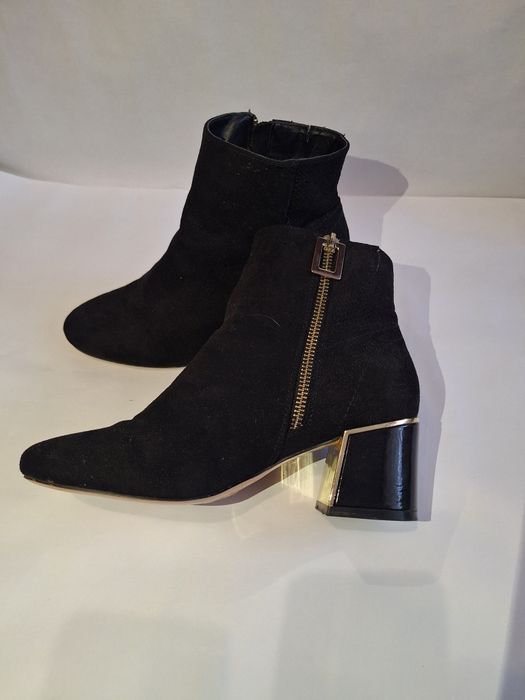 Замшеві ботильйони River Island