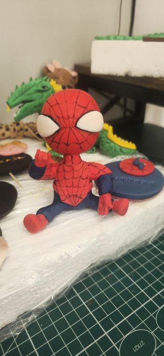 Spiderman figurka z masy cukrowej fondant na tort