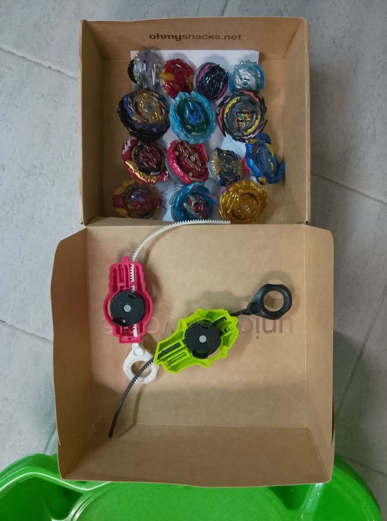 Arena de beyblades, 14 beyblades e 2 lançadores