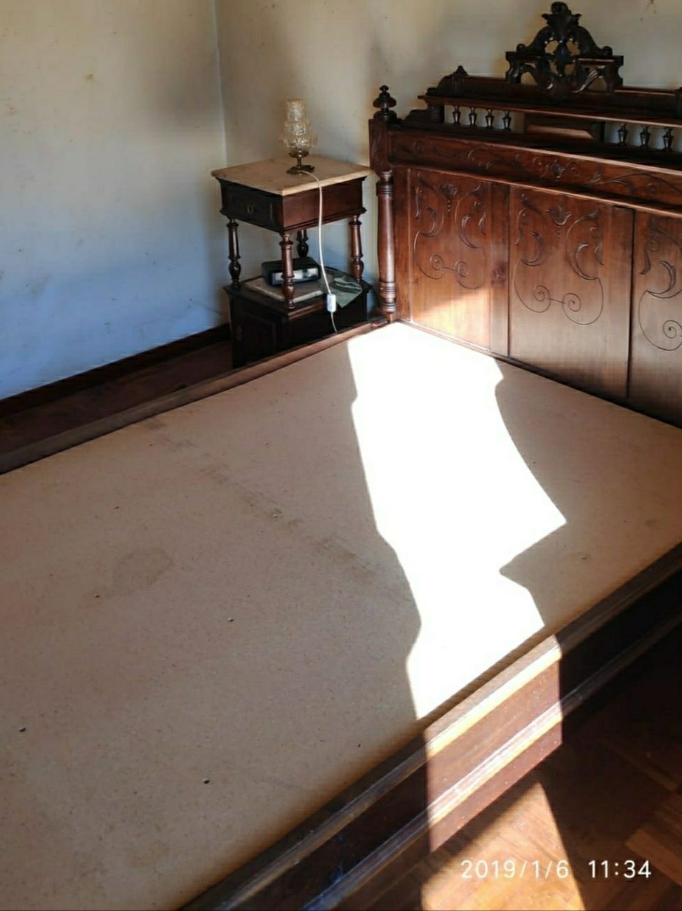 Cama de casal centenária