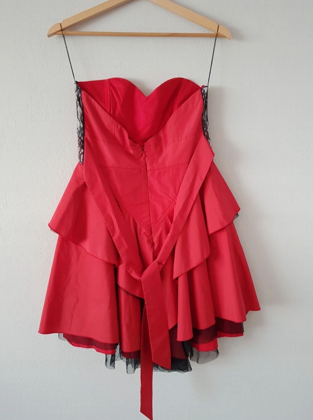 Czerwona śliczna sukienka na lato na wesele imprezę