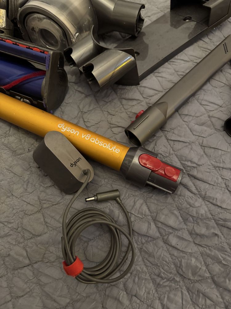 Duzy zadbany zastaw odkurzacz Dyson v8 Absolute nowa bateria filtry